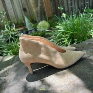Pella Moda Suede Pumps!